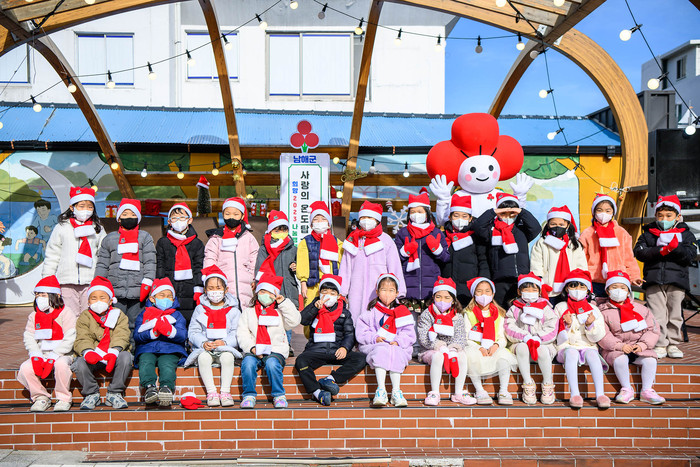 지난달 12월 8일 남해읍행정복지센터 앞 무대에서 열린 2023 나눔캠페인 순회모금 행사에 아이들이 참여하고 있다.(사진=남해군)