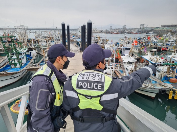 보령해양경찰이 항포구에 정박 중인 어선을 점검하고 있다.(사진= 보령해경)