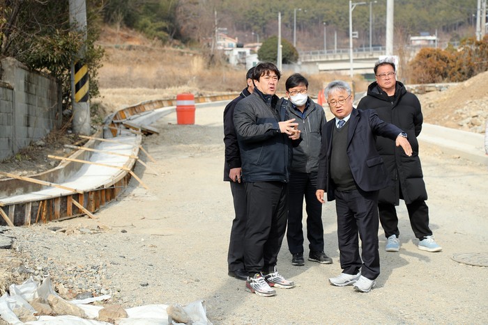 2일 조일암 진해구청장이 웅동1동 내곡마을 진입도로 확장공사현장을 점검하고 있다.(사진=창원시)