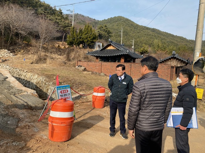 2일 김선민 마산합포구청장이 진동면에 시행 중인 도로개설사업현장을 점검하고 있다.(사진=창원시)