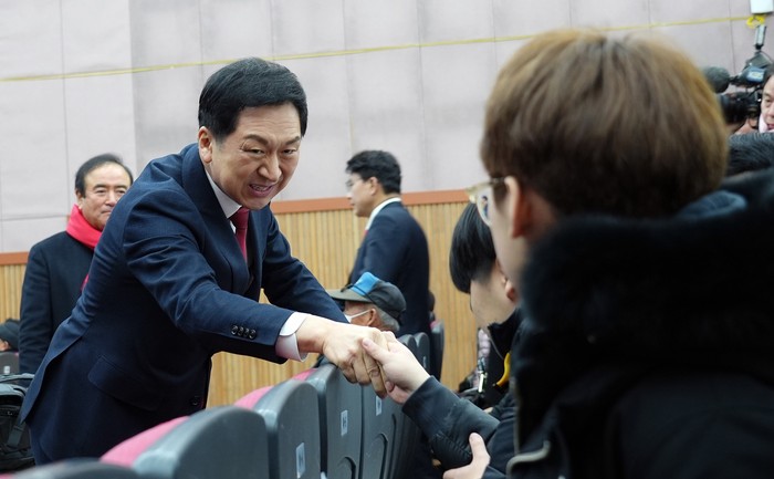 청년당원들과 악수하는 김기현 의원.(사진= 이찰우)