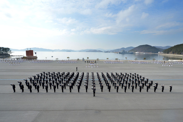 3일 해군사관학교 연병장에서 열린 입학식에서 제81기 해군사관생도들이 선서를 하고 있다.(사진=해군사관학교)