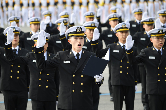 제81기 해군사관생도 대표자 류호인 생도가 선서를 하고 있다.(사진=해군사관학교)