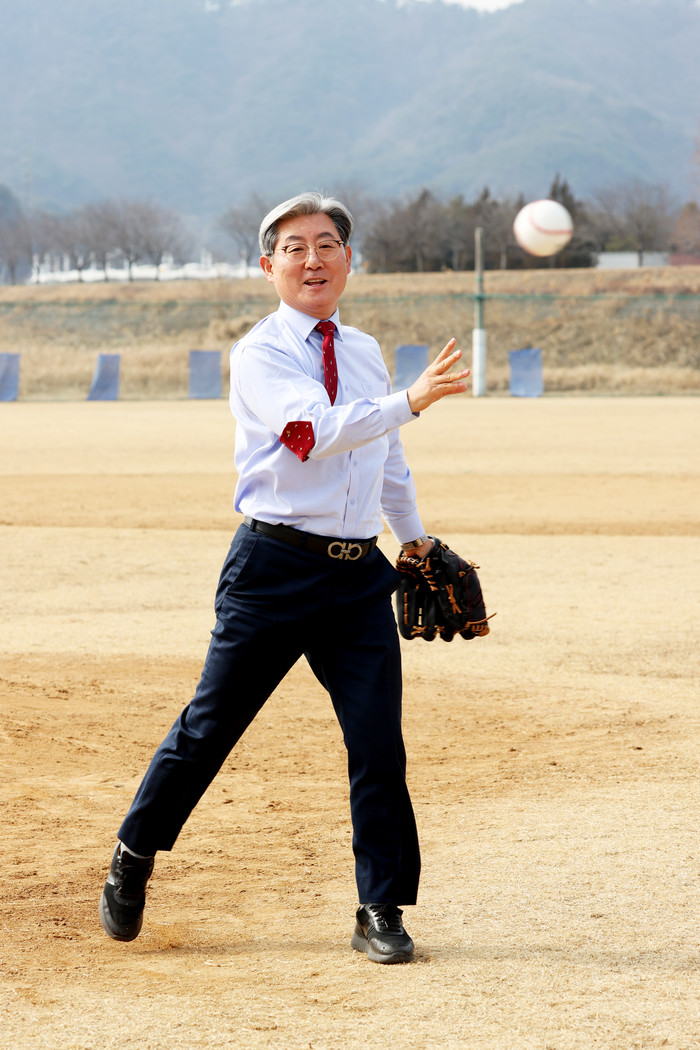 오태완 의령군수 ‘의령군수기 전국중학교 야구대회’ 시구 장면.(사진=의령군)