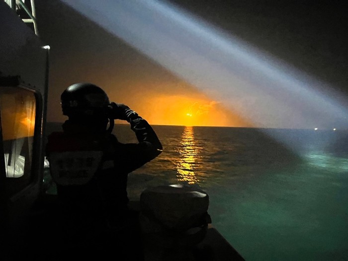 해경이 야간에 항공기 조명탄이 발사된 가운데 실종자 수색에 총력을 다하고 있다.(사진=목포해경)