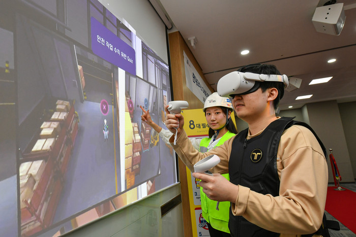 현대모비스 임직원들이 가상현실(VR) 장비를 착용해 사고 상황을 체험하고 안전교육을 받고 있다. (사진=현대모비스)