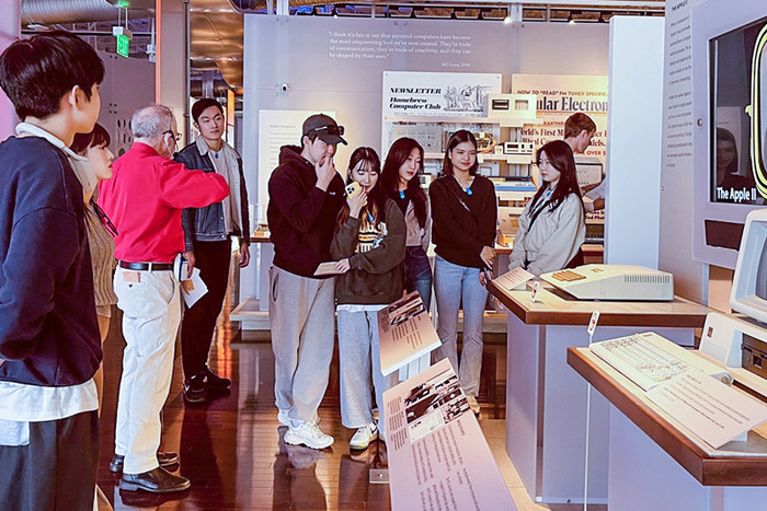 소프트웨어 해외교육 프로그램에 참여한 대구가톨릭대 학생들이 'CHM(Computer History Museum)'을 관람하고 있다.(사진=대구가톨릭대)