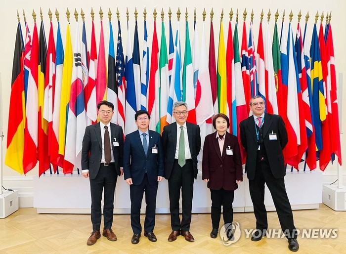사진: 최상대 기획재정부 2차관(왼쪽 두 번째)이 지난 9일(현지시간) 프랑스 파리 경제협력개발기구(OECD)를 방문, 요시키 다케우치(Yoshiki Takeuchi) OECD 사무차장과 기념 촬영하고 있다.