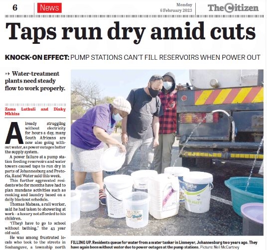 사진: [남아공 전력난에 일부 지역 단수까지…]= 이미 하루에 몇 시간씩 전기 없이 지내는 남아프리카공화국의 일부 지역에 물까지 끊기면서 주민들이 고군분투하고 있다고 현지 일간지 더시티즌이 6일(현지시간) 보도했다. 수도권 하우탱주를 비롯한 남아공 중부 지역 전반에 물을 공급하는 '랜드워터'(Rand Water)는 최근 저수지와 급수탑에 물을 공급하는 펌프가 정전으로 고장나 요하네스버그와 프리토리아 일부 지역의 수돗물이 말랐다고 밝혔다.