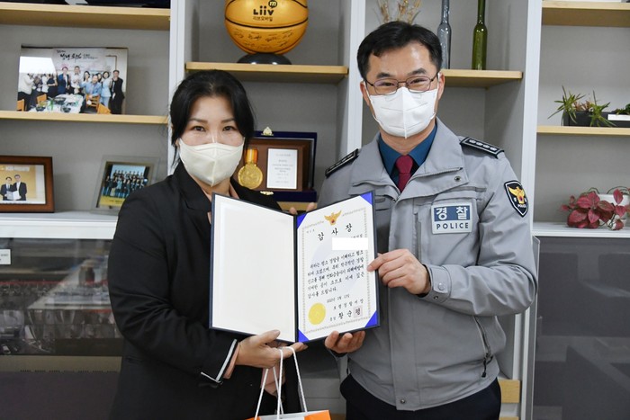 보이스피싱 피해를 예방한 은행직원이 황순평 경찰서장과 기념촬영을 하고 있다.(사진= 보령경찰서)