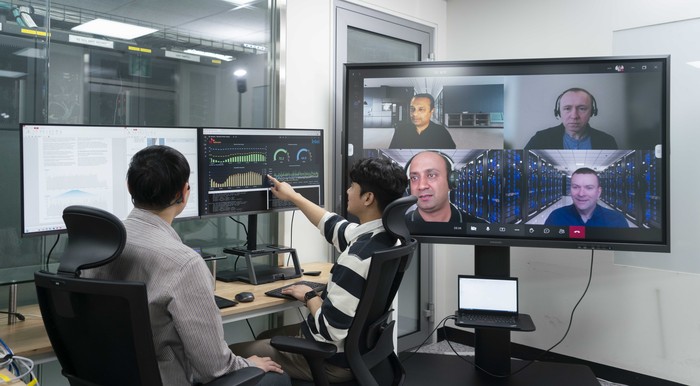 SKT 연구원과 인텔 연구원이 SKT 분당사옥에서 최종 전력절감에 대한 기술 시험을 하는 모습 (사진=SK텔레콤)