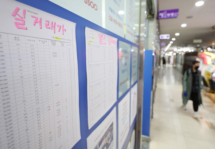 경기 둔화와 부동산 경기 침체는 올해 1월 거래된 서울 아파트 중 직전 거래가보다 5% 이상 떨어진 금액에 거래된 비중이 전년 동기 대비 2배 가까이 늘어난 것으로 나타났다. 지난22일 직방이 국토교통부 실거래가 자료를 분석한 결과 올해 1월 서울에서 거래된 아파트 중 직전 거래가보다 5% 이상 하락(대폭 하락)한 가격에 거래된 건은 전체의 42.2%로 작년 1월 21.4%보다 2배 가까이 증가했다.