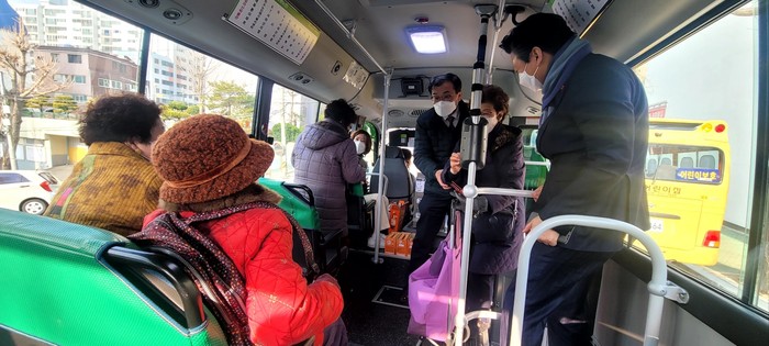 김선민 마산합포구청장이 시민들의 불편을 해소하기 위해 271번 시내버스를 타고 생활현장의 목소리를 귀담아 듣고 있다./뉴스프리존DB