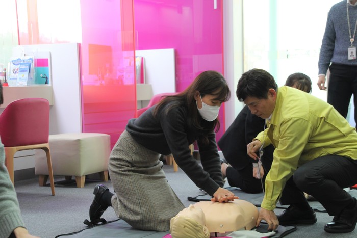 흥국생명 임직원이 안전사고 예방교육에 참여 중이다. (사진=흥국생명)