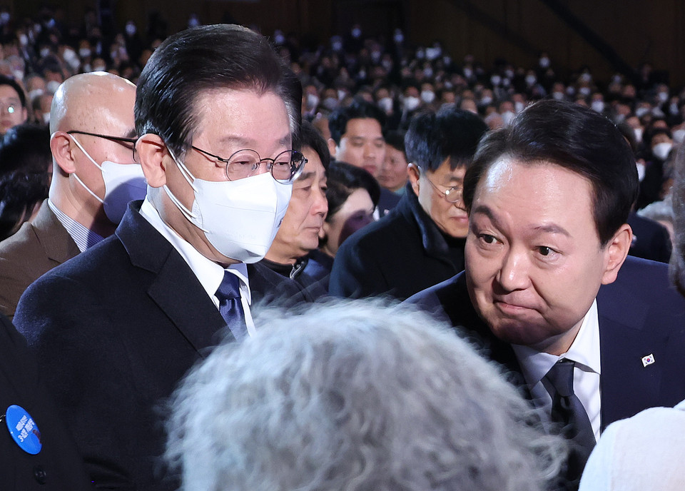 윤석열 대통령이 1일 서울 중구 유관순 기념관에서 열린 제104주년 3.1절 기념식이 끝난 뒤 더불어민주당 이재명 대표 등 참석자들과 차례로 인사하고 있다. (사진=연합뉴스)