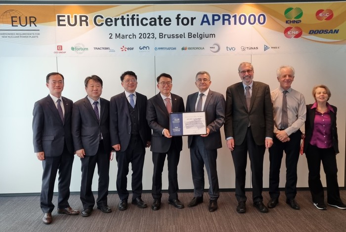 이승철 한수원 품질기술본부장(사진 왼쪽 네번째)이 현지시간 지난 2일 벨기에 브뤼셀에서 APR1000 유럽사업자협회 설계인증서를 받고 있다.(사진=한국수력원자력)