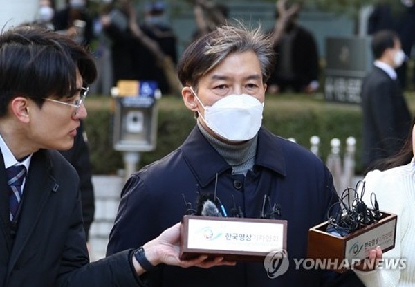 윤석열 대통령과 한동훈 장관 등 소위 '윤석열 사단'이 조국 전 법무부 장관 일가의 자녀들까지 탈탈 털어 각종 혐의를 적용해 기소한 것과는 큰 대조를 이룬다는 지적이다. 실제 '윤석열 사단' 검찰이 조국 전 장관과 정경심 전 교수에 적용한 각종 '입시비리' 혐의들은 이들 부부의 딸 조민씨가 받았던 문제의 '동양대 표창장' 외에도 상당히 많다. (사진=연합뉴스)