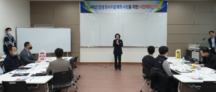 김보라 안성시장은 지난 9일 시민계획단 36명에게 위촉장을 전달하고 1차 회의를 가졌다.(사진=안성시)
