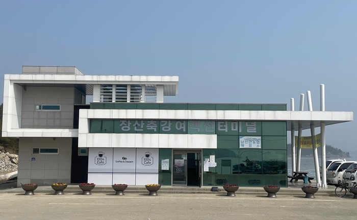 신안군이 장산 축강여객선터미널(사진)내에  '장산점카페3호점'을 설치했다.(사진=신안군)
