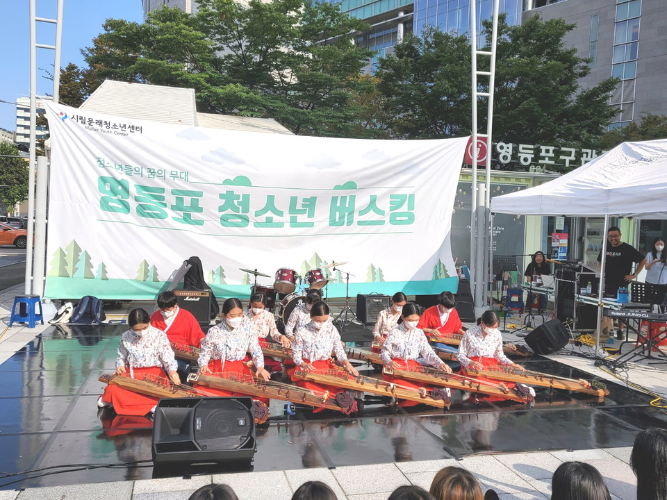 2022년 활동한 자몽 프로젝트의 청소년 동아리 ‘너영나영’의 버스킹 모습. (사진=영등포구청 제공)