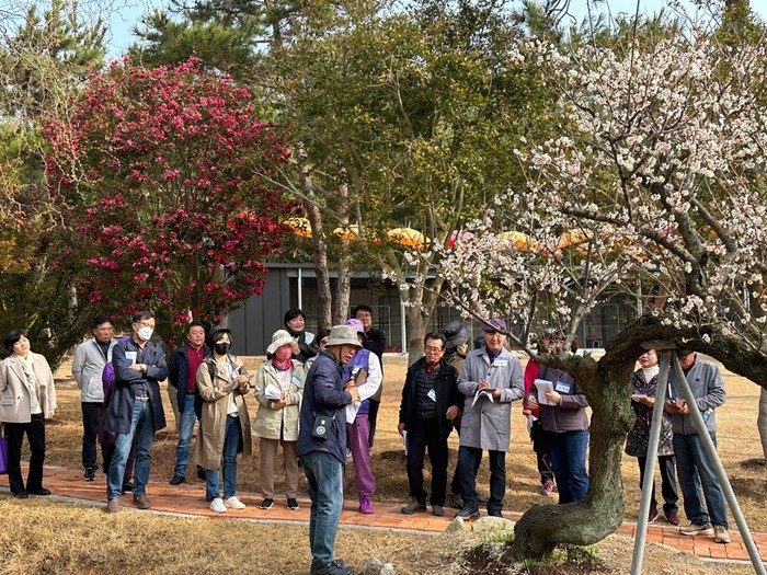 신안군이 정원해설사 교육생을 대상으로 현장 실습을 진행했다.(사진=신안군)