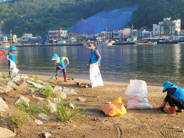 바다환경지킴이가 해안가 쓰레기를 청소하고 있다.(사진=경북도)