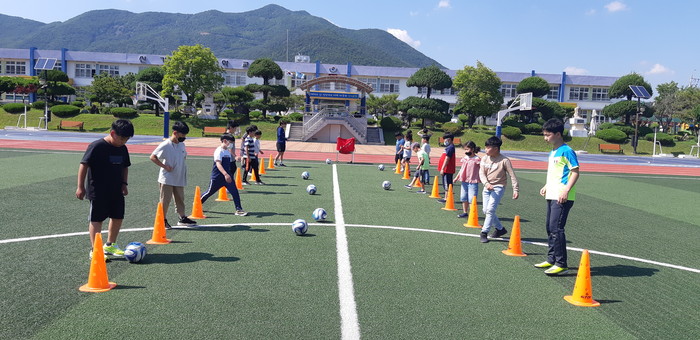 학생들이 방과후학교에서 풋살 수업을 받고 있다.(사진=경북교육청)
