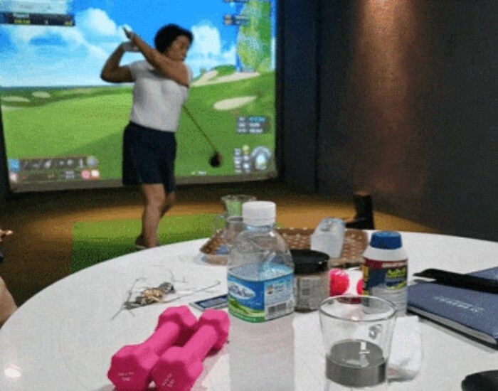 전두환씨의 친손자 전우원씨가 14일 인스타그램에 올린 할머니 이순자씨의 스크린 골프장 영상. 