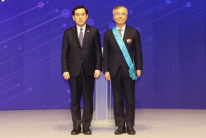(오른쪽부터) 동서식품 김석수 감사와 이창양 산업통상자원부 장관이 기념사진을 촬영하고 있다. (사진=동서식품)