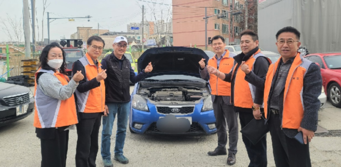 평택시 송북동 지역사회보장협의체는 16일 자동차 공업사 Sam’s Auto Service와 협력해 소외계층을 위한 자동차 무상수리 시범사업을 진행했다.(사진=평택시)