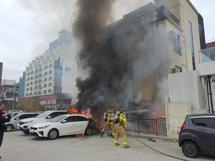 17일 오후 1시 27분쯤 대전시 서구 괴정동의 한 4층짜리 그린생활시설 1층에서 불이 나 신고를 받고 출동한 소방관들이 화재를 진압하고 있다.(사진=대전 둔산소방서)