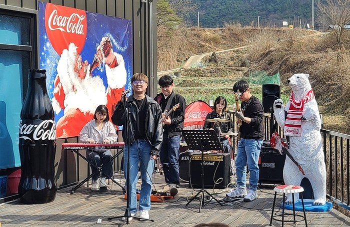 곽지원 불루스 밴드가  18일 경북 고령군 대가야읍 소재 대가야카페에서 찾아가는 작은 음악회를 가지고 있다.(사진=박용 기자)