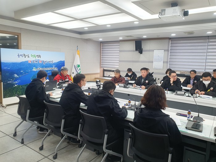 경북 성주군은 지난 19일 부군수(서한교) 주재로 실과소장 및 읍면장 산불방지 긴급 대책회의를 개최하고 있다.(사진=성주군)