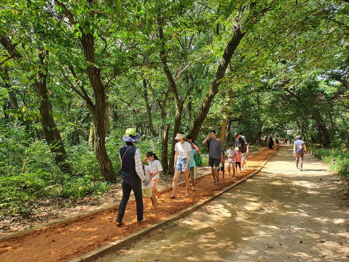 분성산 생태숲을 찾은 시민들이 맨발로 황톳길을 걷고 있다. ⓒ김해시