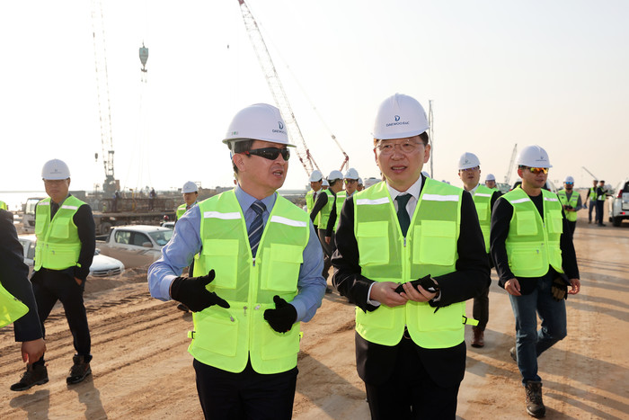 (오른쪽부터) 조승환 해양수산부 장관과 대우건설 백정완 사장이 이라크 현장을 둘러보고 있다. (사진=대우건설)