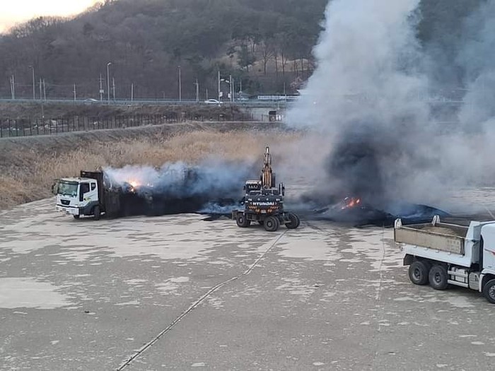 지난 20일 고령군 대가야읍 소재 한 폐기물 처리 차량 적재함에서 발생한 화재현장(사진=박용 기자)