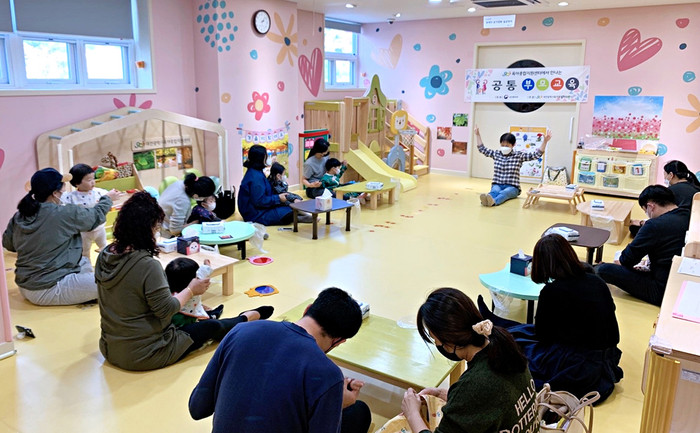 대전시사회서비스원 소속 대전시육아종합지원센터가 ‘2023년 행복한 부모 되기 부모교육 과정’을 운영한다. 사진은 지난해 교육 모습.(사진=대전시육아종합지원센터)