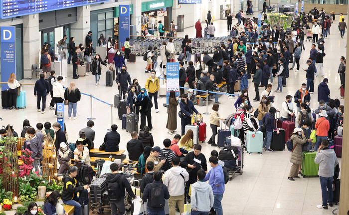 사진; 인천공항 1일 평균 이용객 수 코로나 이전대비 66% 수준 회복