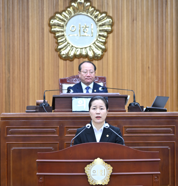 시정질문을 하고있는 목포시의회 박유정 의원.(사진=목포시의회)