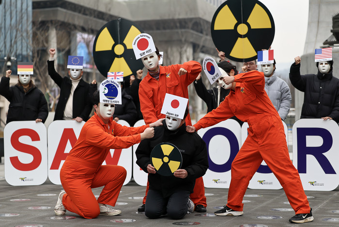 사진: 지난달 서울 광화문 이순신동상 앞에서 환경운동연합 등 참석자들이 '일본정부의 후쿠시마 방사능오염수 해양투기계획 철회'를 촉구하며 퍼포먼스를 하는 모습.