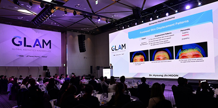 GLAM 2023 행사에 참여한 태국 의료전문가들 및 현지 유통 파트너사 에스텍 주요 관계자들이 학술 세미나에서 휴젤 의학본부 문형진 부사장의 강의를 듣고 있다. (사진=휴젤)