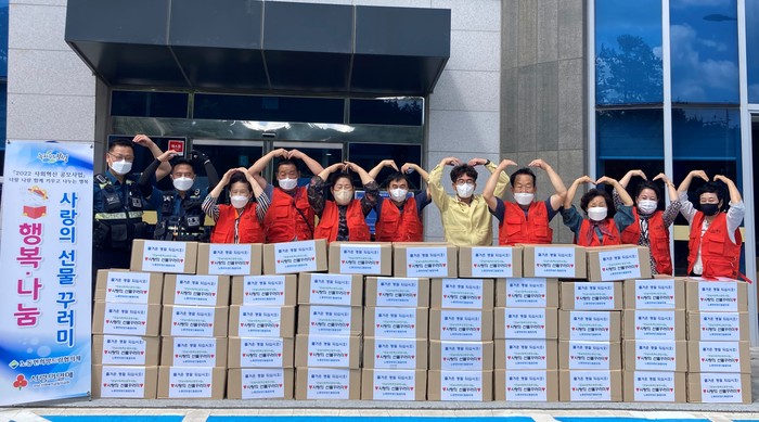 대상을 수상한 보성 노동면 봉사단체가 사랑의 선물꾸러미 전달 기념촬영을 하고 있다. (사진=보성군)
