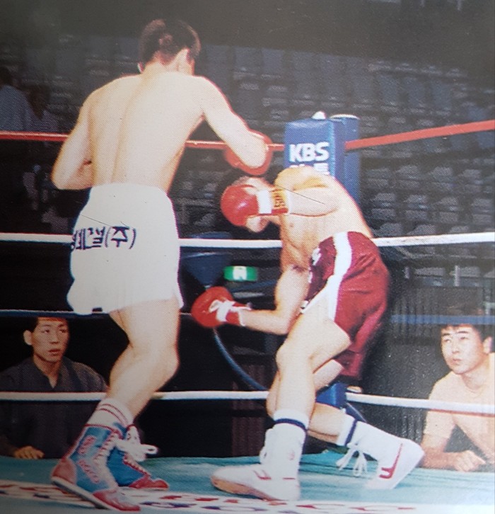 2차방어전에서 김인호를 3회 KO시키는 챔피언 송광식(좌측)