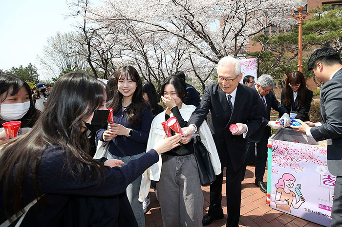 신일희 계명대 총장이 관람객들에게 아이스크림을 나눠주고 있다.(사진=계명대)
