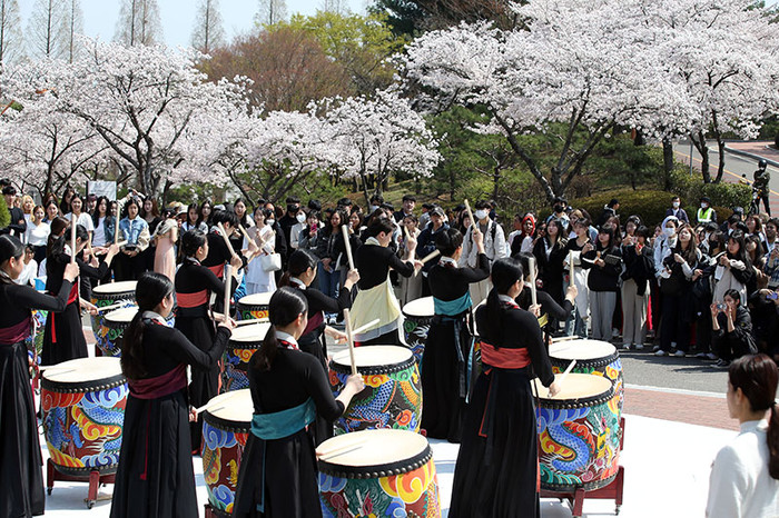 계명대 총동아리연합회가 벚꽃 만개 시기에 맞춰 학생들과 지역민들을 위한 버스킹 공연을 열고 있다.(사진=계명대)