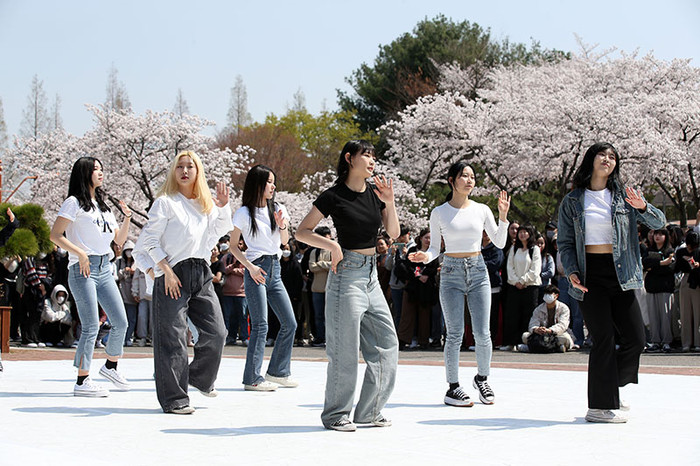 계명대 총동아리연합회가 벚꽃 만개 시기에 맞춰 학생들과 지역민들을 위한 버스킹 공연을 열고 있다.(사진=계명대)
