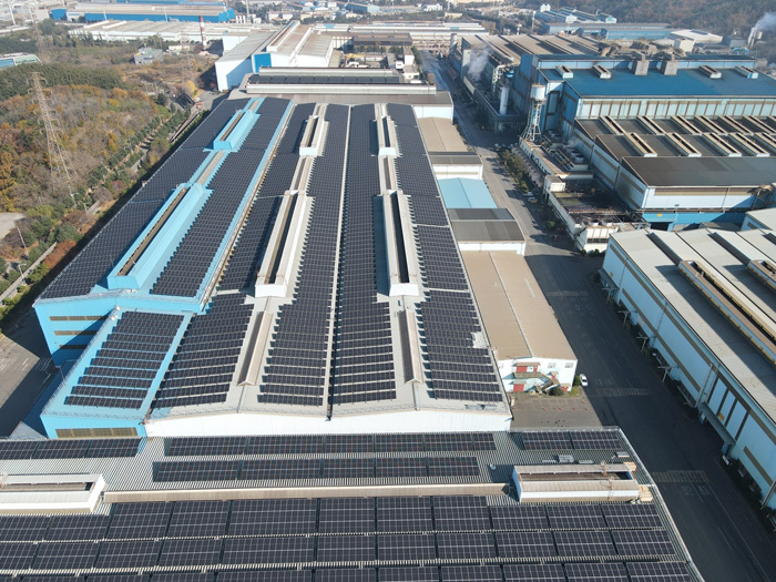 동국제강 포항공장 지붕에 설치된 태양광 자가발전 설비. (사진=동국제강)