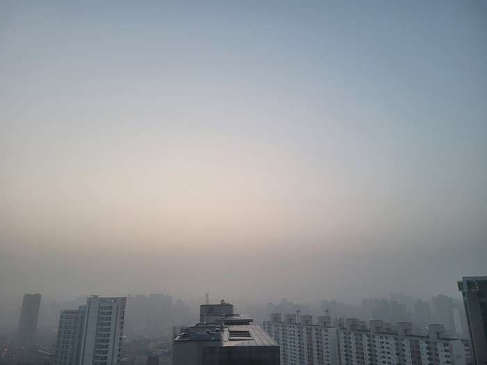 서울의 초미세먼지로 뿌연 하늘 모습