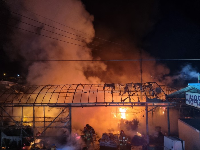 30일 오후 10시 47분쯤 충남 서천군 마산면 마명리 한 비닐하우스에서 화재가 발생, 시뻘건 불길이 치솟아 오르고 있다.(사진=서천소방서)