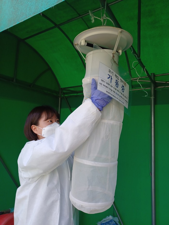 대전 보건환경연구원이 매개모기 밀도조사를 실시하고 있다.(사진=대전시)